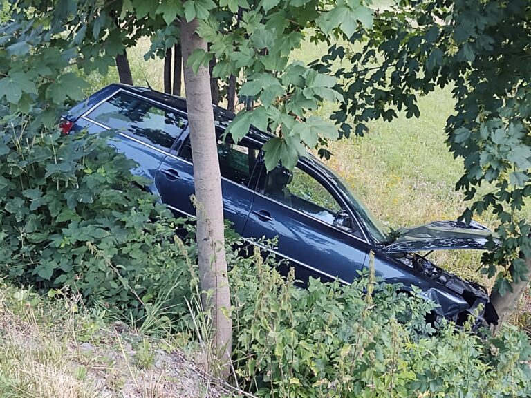 Grybów. Samochód wypadł z drogi krajowej nr 28