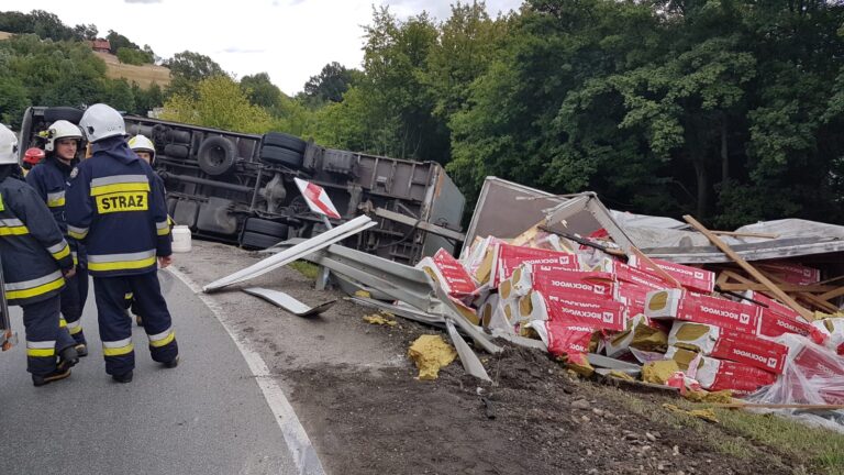 Samochód ciężarowy przewrócił się na Juście