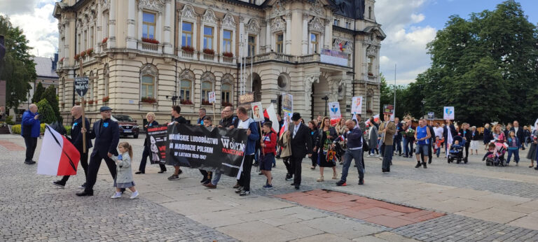 Marsz żałobny w Nowym Sączu. Narodowcy upamiętnili ofiary ludobójstwa na Wołyniu