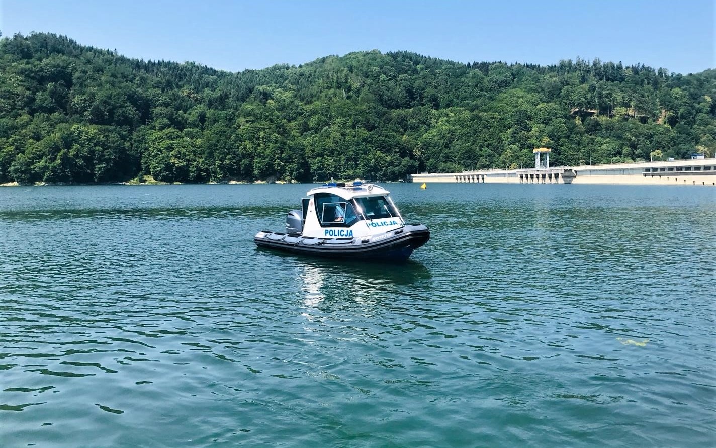 Policyjny patrol na Jeziorze Rożnowskim