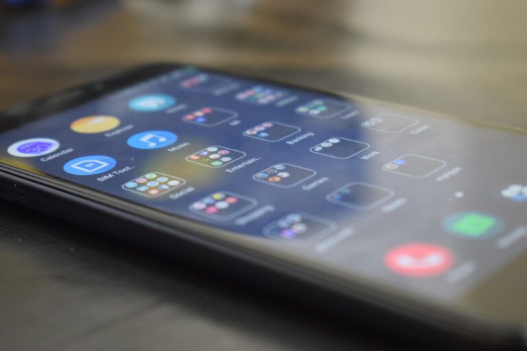 W rowie leżał telefon. Czeka w komendzie