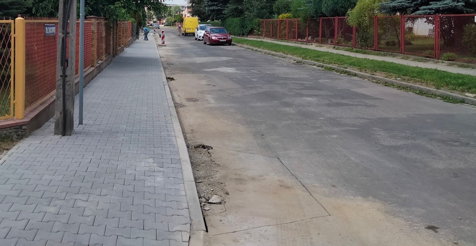 Radny ogłosił: nowy chodnik, stara ulica ul. Racławicka Nowy Sącz