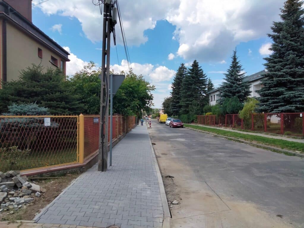 Radny ogłosił: nowy chodnik, stara ulica