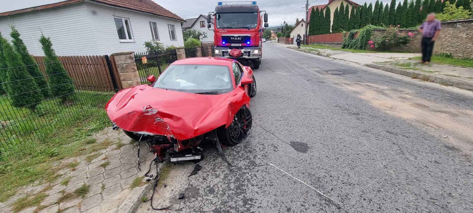 Stary Sącz - kierowca wjechał w ogrodzenie