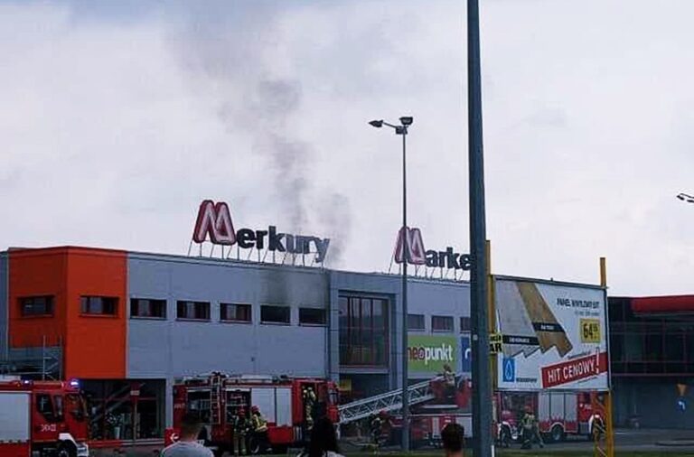 Nowy Sącz. Pożar w sklepie Merkury Market. Trwa akcja gaśnicza