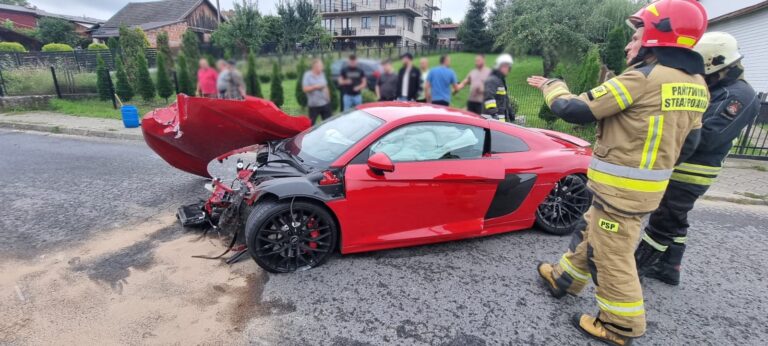 Przejażdżka audi zakończyła się zderzeniem z ogrodzeniem