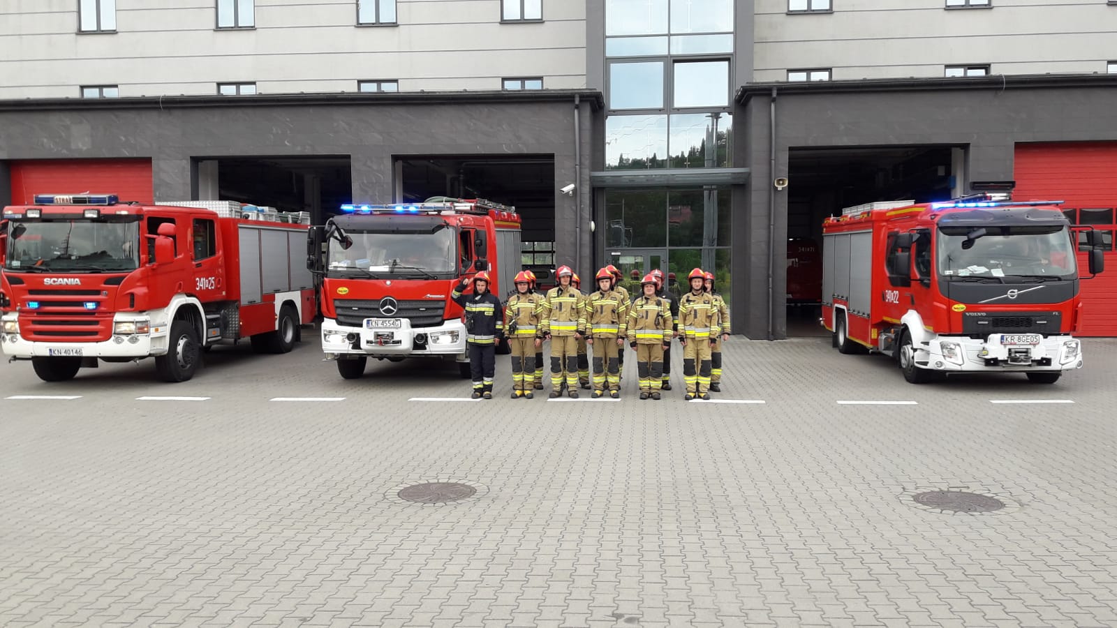 hołd dla zmarłego strażaka