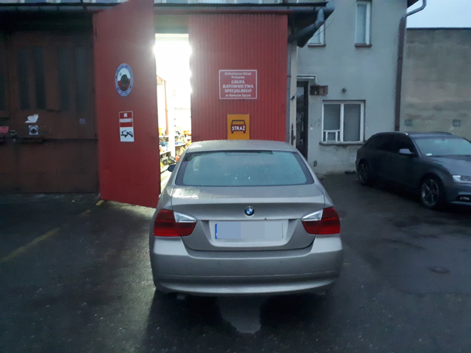 Grupa Ratownictwa Specjalnego OSP Nowy Sącz, Maślany Rynek, klienci zastawiają bramy garażowe GRS OSP Nowy Sącz