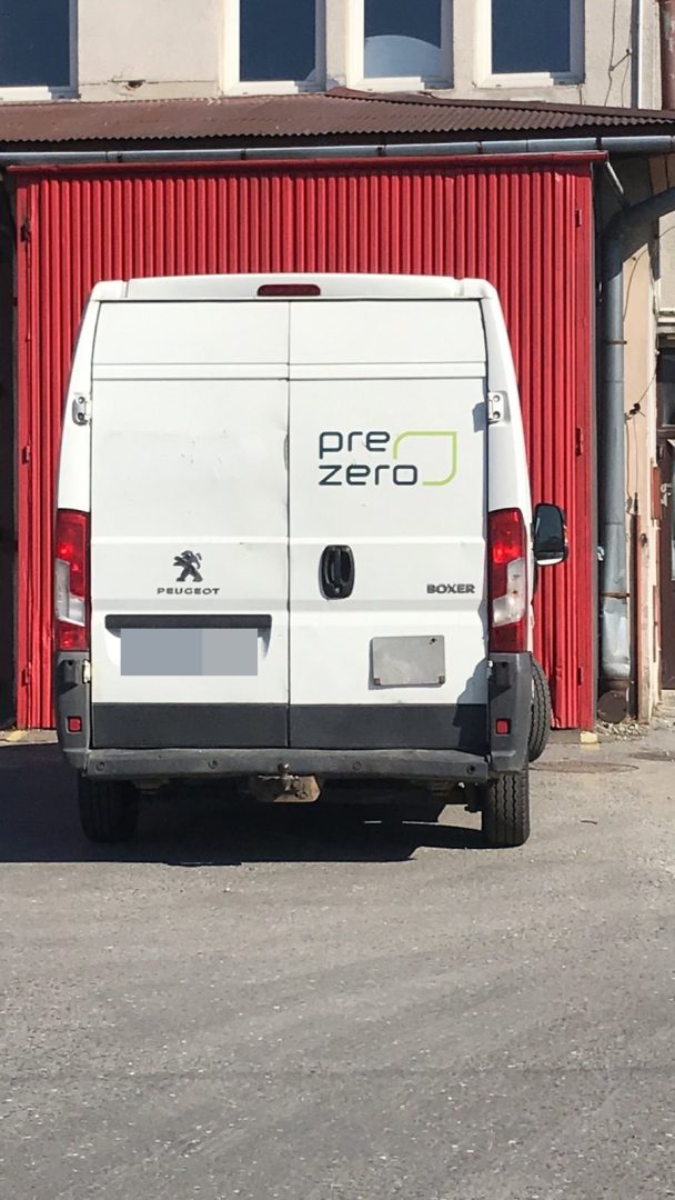Grupa Ratownictwa Specjalnego OSP Nowy Sącz, Maślany Rynek, klienci zastawiają bramy garażowe GRS OSP Nowy Sącz