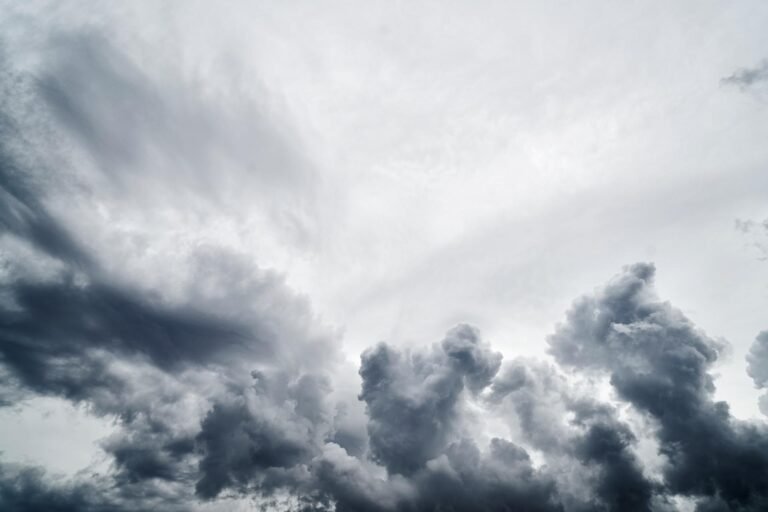 Nadciągają burze z gradem. Jest ostrzeżenie meteorologiczne