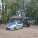radiowóz i pojazd patrolu saperskiego