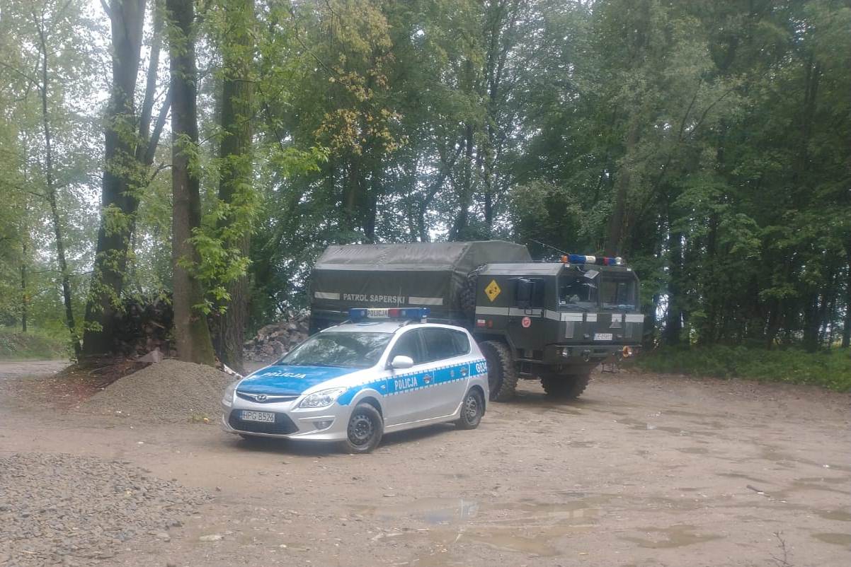 radiowóz i pojazd patrolu saperskiego