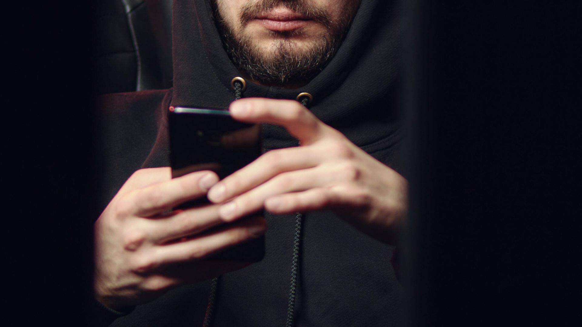 osoba używa telefonu