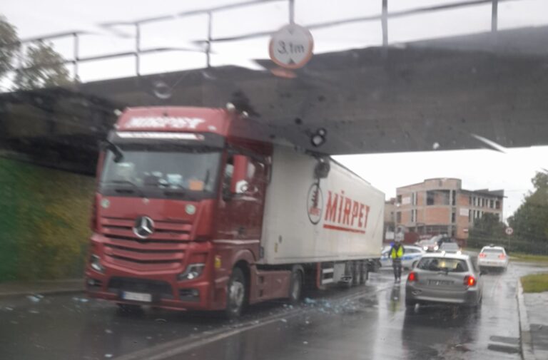 Nowy Sącz. Ciężarówka utknęła pod wiaduktem. Utrudnienia na drodze