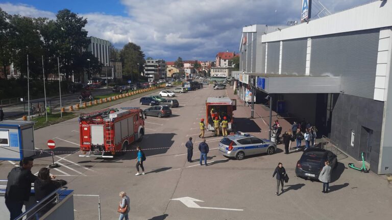 Ładunki wybuchowe w paczce? Ewakuacja pod galerią Europa. W akcji pirotechnicy