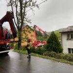 Jazowsko - drzewo powalone na budynek