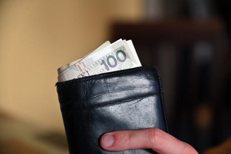 Minimalne wynagrodzenie w 2023 r. wzrośnie do 3490 zł, a stawka godzinowa do 22,80 zł