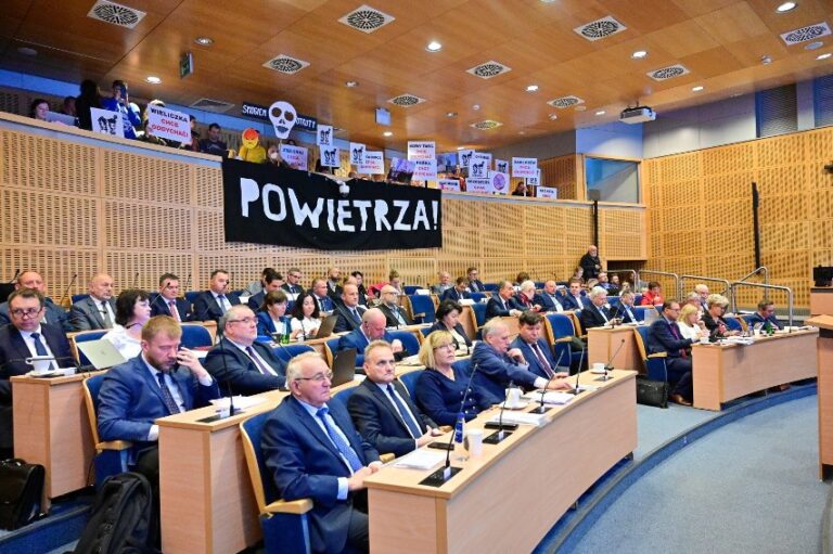 Uchwała antysmogowa w Małopolsce zmieniona. „Kopciuchy” będą dymić jeszcze prawie 2 lata