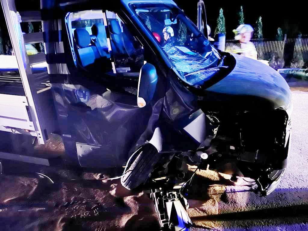 Cieniawa - samochód wjechał w palety z kostką brukową