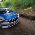 Oznakowany radiowóz obok oznaczone żółtą tasma z napisem policja ujawnione niewybuchy