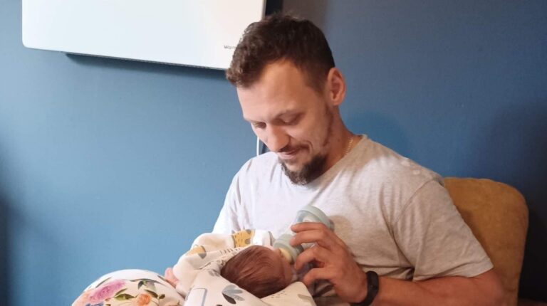 Młody tata potrzebuje pomocy. Udar zabrał mu sprawność