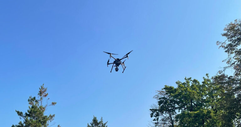 Sądecka drogówka wypuściła nad miasto drona. Uwiecznił 21 przypadków wyprzedzania na pasach