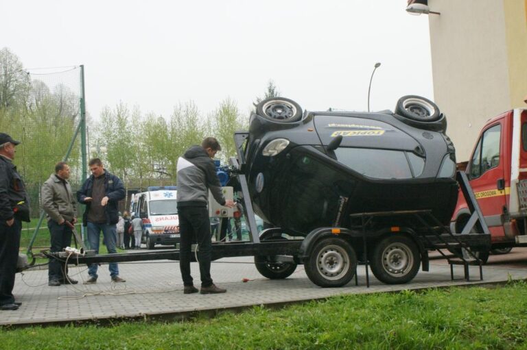 Co czuje człowiek w aucie, które dachuje? Sprawdź! Policja zaprasza na „jojko”