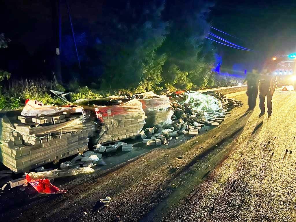 Cieniawa - samochód wjechał w palety z kostką brukową