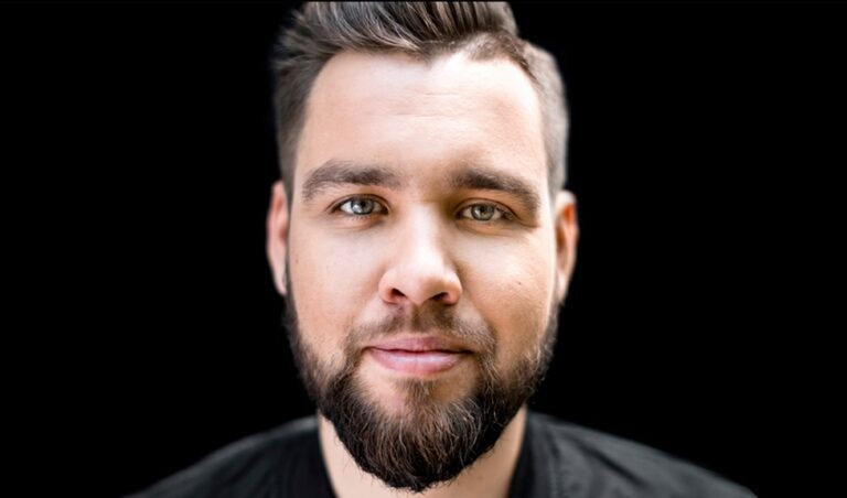 Polski stand-up dziś w Nowym Sączu. Grzegorz Dolniak zaprasza Biegonice, bo ma do tego miejsca sentyment