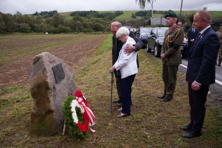 Rosemary Edmeads przyjechała na miejsce, w którym zginął jej ojciec