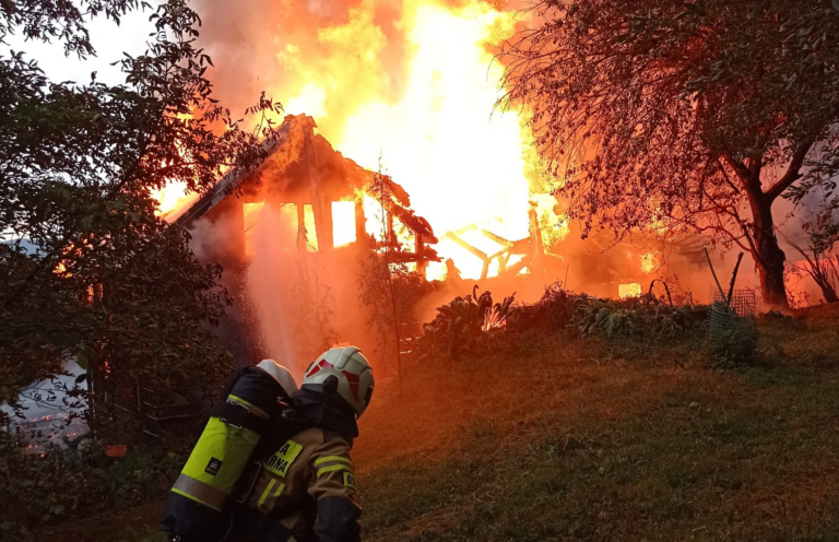Pożar w Łazach Brzyńskich. Akcja ratunkowa trwała ponad 7 godzin (zdjęcia)
