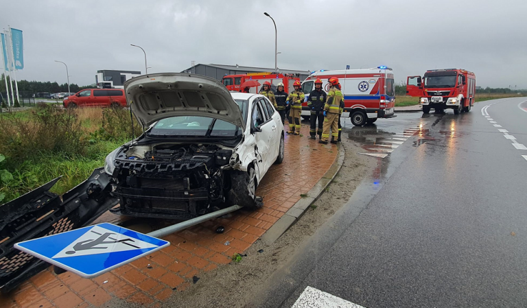 Trudne warunki na drogach. Wypadek w Starym Sączu (zdjęcia)