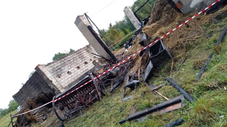Mama i jej trójka dzieci stracili dach nad głową. Pilnie potrzebna pomoc rzeczowa i finansowa