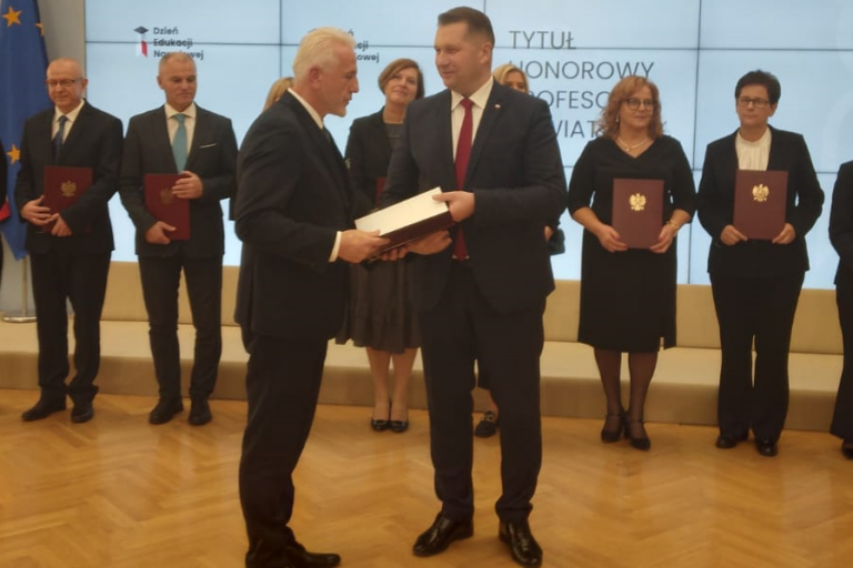 Na Sądeczyźnie jest tylko dwóch nauczycieli z tym tytułem. Zbigniew Małek  – Profesorem Oświaty
