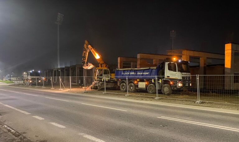 Trwa wyburzanie niewybudowanego stadionu Sandecji (zdjęcia, film)