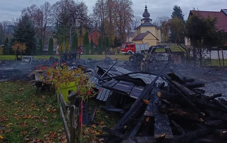 Pożar we Florynce. Właściciel zdążył uratować jedynie ciągnik rolniczy