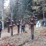 Gorliccy policjanci posprzątali cmentarz wojenny