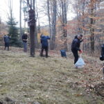 Gorliccy policjanci posprzątali cmentarz wojenny