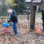 Gorliccy policjanci posprzątali cmentarz wojenny