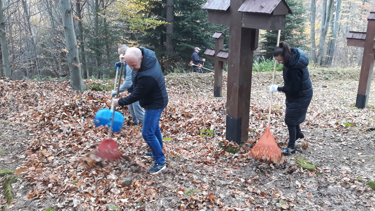 Gorliccy policjanci posprzątali cmentarz wojenny
