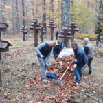 Gorliccy policjanci posprzątali cmentarz wojenny