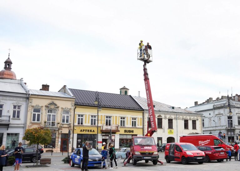 Dźwigali ludzi wysoko w górę. Wszystko dla małej dziewczynki…