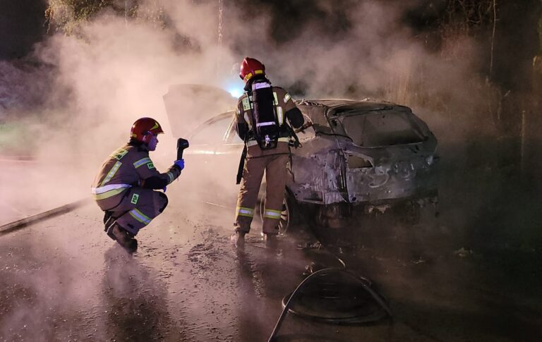 Rojówka. Gmina Łososina Dolna. Spłonął samochód, którym podróżowały trzy osoby (zdjęcia)
