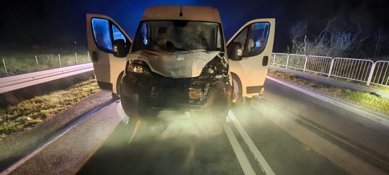 Frycowa. Wbiegł na drogę tuż przed samochodem. W starciu z busem nie miał szans…