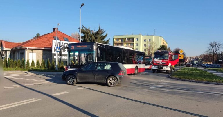 Nowy Sącz. Zderzenie autobusu MPK z osobówką. 63-latka w szpitalu