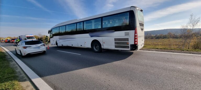 Podegrodzie. Wypadek autobusu z osobówką. Sześcioro dzieci w szpitalu