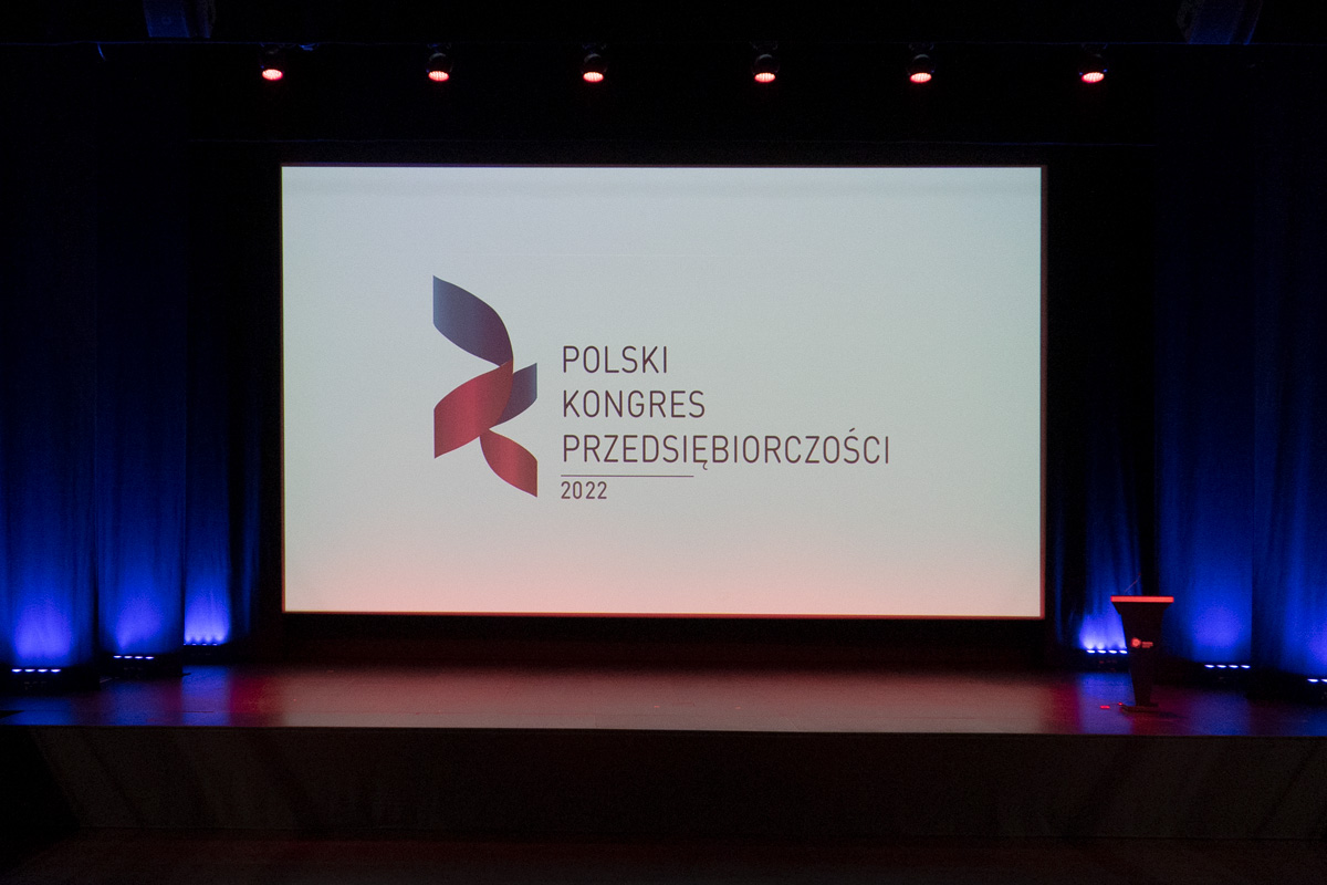 Wyższa Szkoła Biznesu - National Louis University z nagrodą Fundament 2022