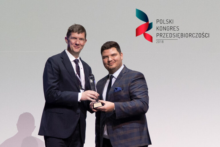 Wyższa Szkoła Biznesu – National Louis University z nagrodą Fundament 2022