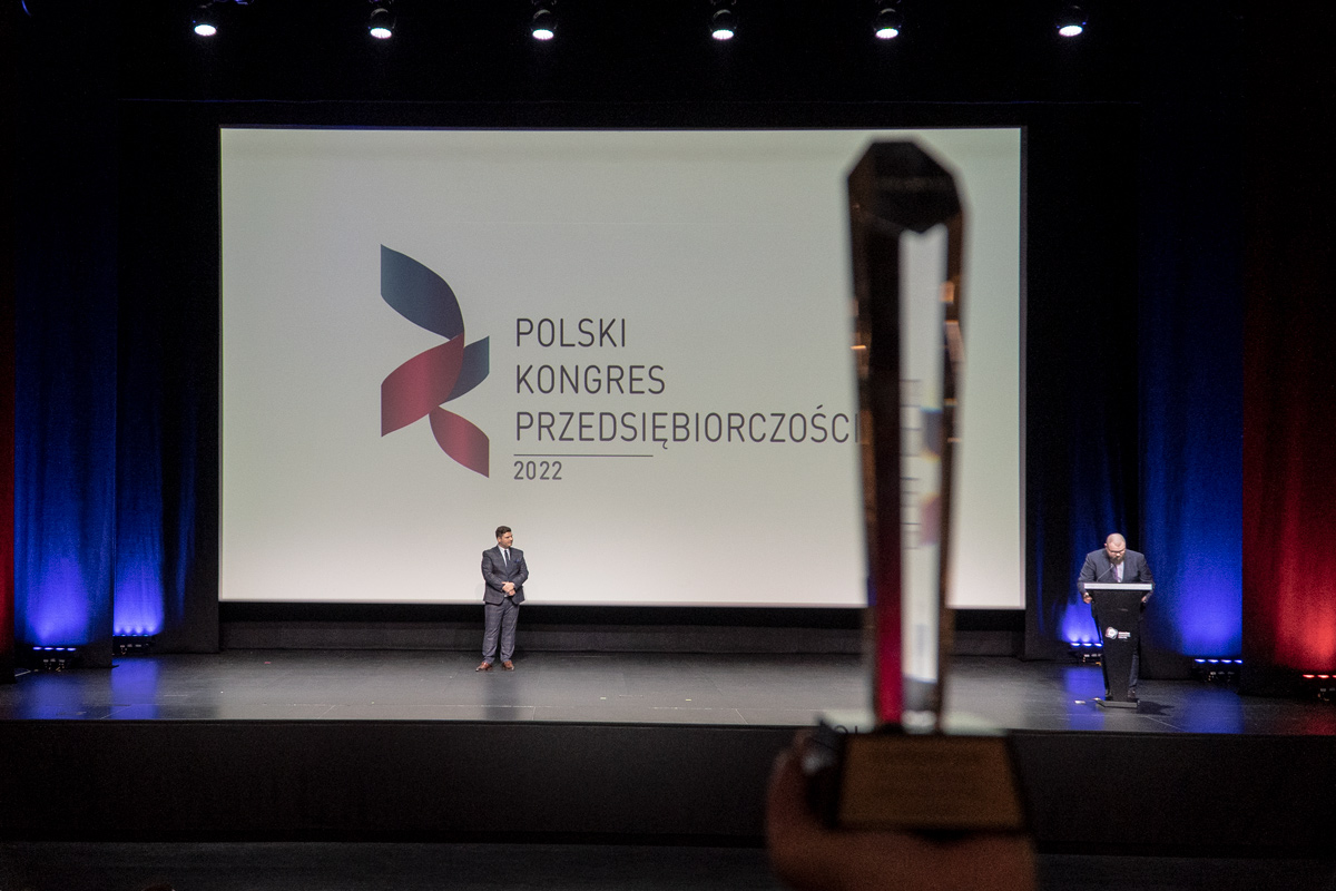 Wyższa Szkoła Biznesu - National Louis University z nagrodą Fundament 2022
