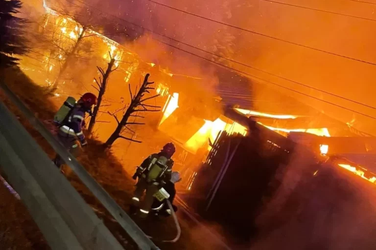 Ogromny pożar tartaku w Mochnaczce. Strażak trafił do szpitala